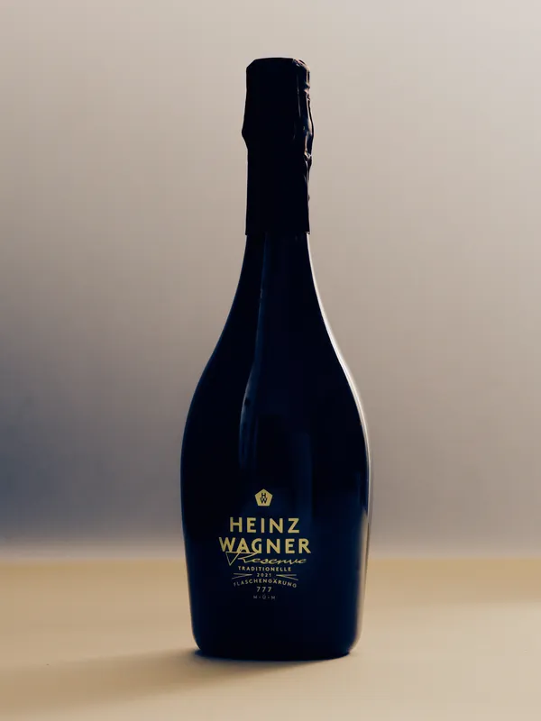 Flasche Heinz Wagner Chardonnay Reserve vor hellem Hintergrund