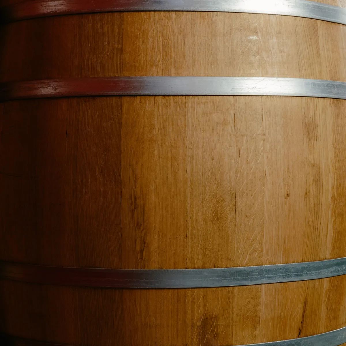 Holzfass in Nahaufnahme, in dem der Chardonnay Reserve reift