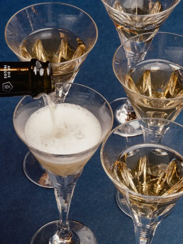 Sekt wird in Schalen- und Tulpengläser eingeschenkt
