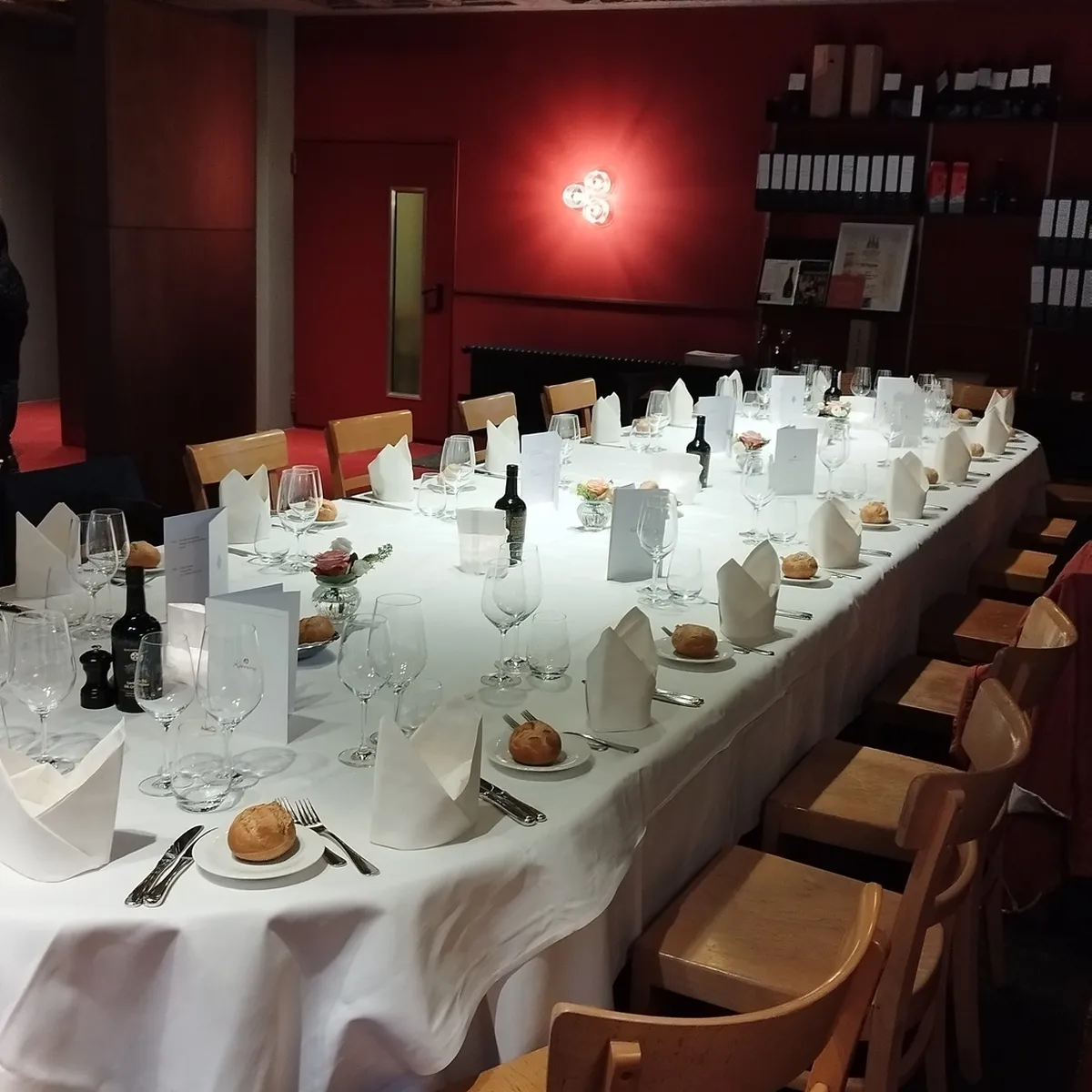 Festlich gedeckte lange Tafel für ein Private Dining