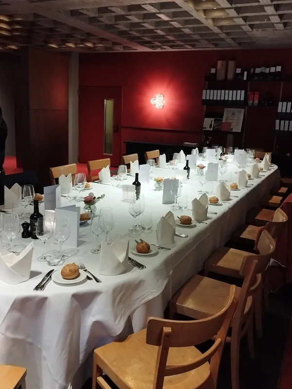 Festlich gedeckte lange Tafel für ein Private Dining