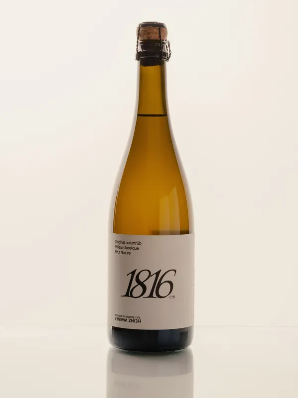 Flasche 1816 Paleur Classique vor hellem Hintergrund