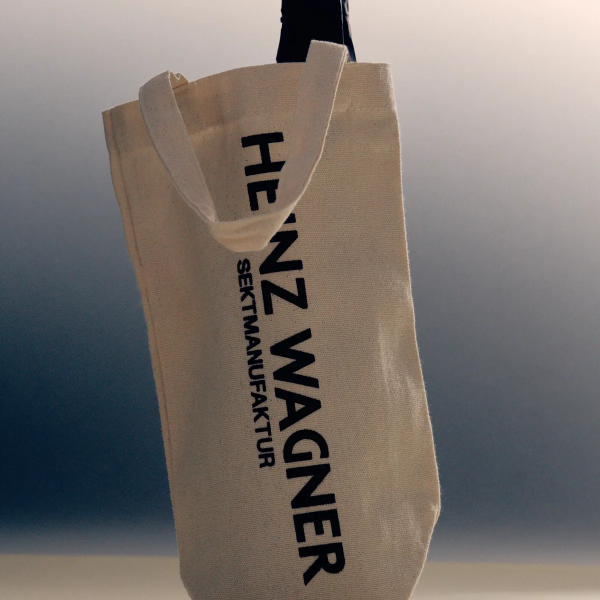 Heinz-Wagner-Geschenktasche aus Baumwolle mit Flasche, Vorderseite