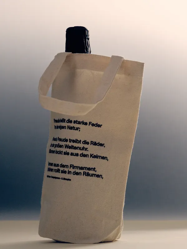 Heinz-Wagner-Geschenktasche aus Baumwolle mit Flasche, Rückseite mit Gedicht