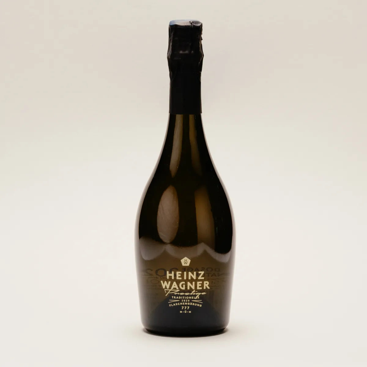 Flasche Heinz Wagner Prestige vor hellem Hintergrund