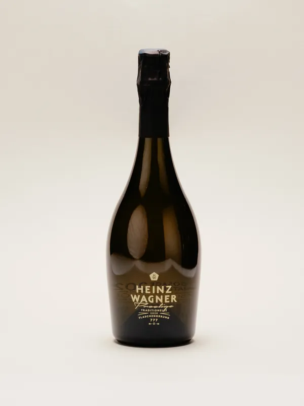 Flasche Heinz Wagner Prestige vor hellem Hintergrund