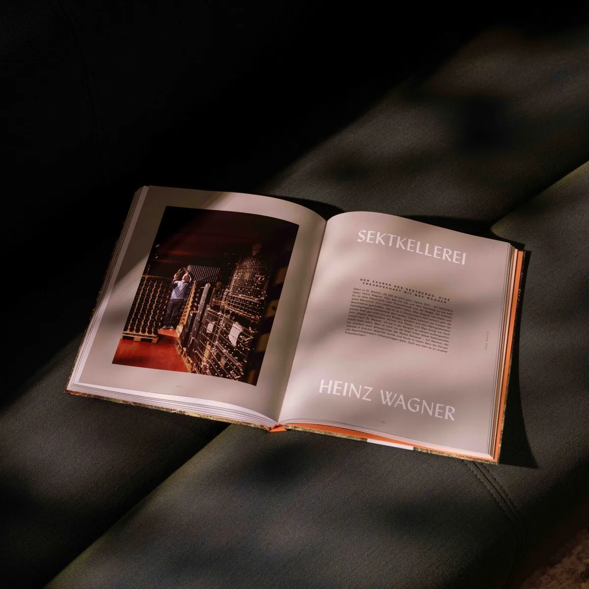 Aufgeschlagenes Kochbuch von Viktoria Fuchs mit einer Seite über die Sektkellerei Heinz Wagner
