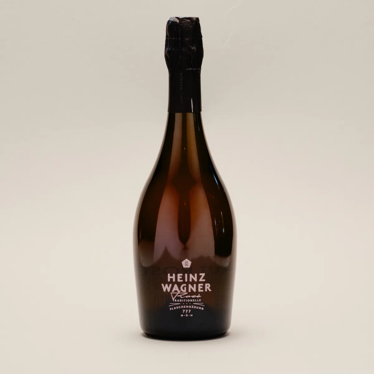 Flasche Heinz Wagner Rosé vor hellem Hintergrund