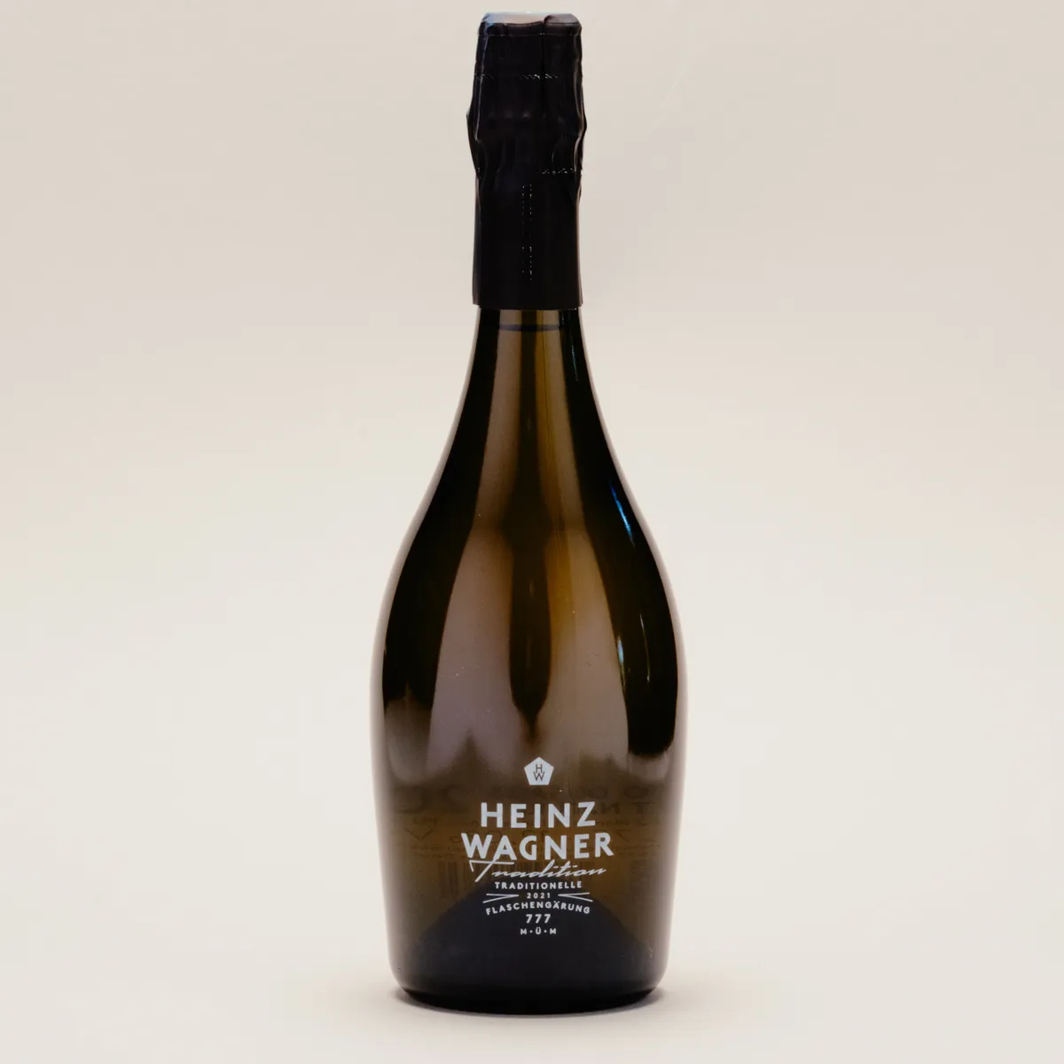 Flasche Heinz Wagner Tradition vor hellem Hintergrund