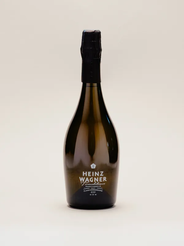 Flasche Heinz Wagner Tradition vor hellem Hintergrund