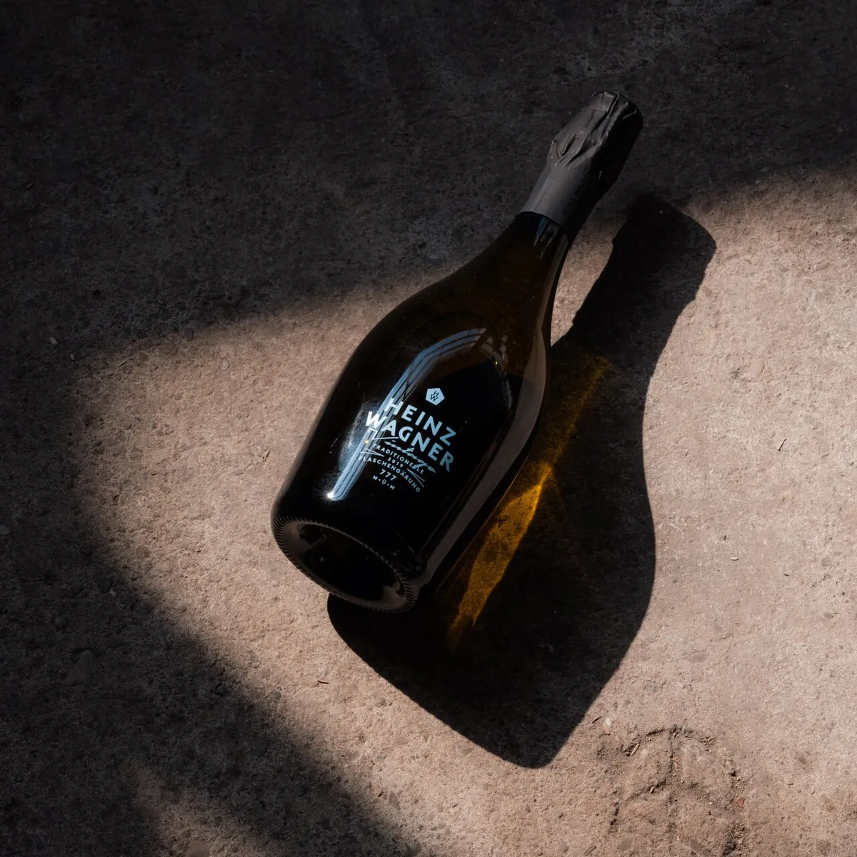 Liegende Flasche Heinz Wagner Vintage 2019 im Licht- und Schattenspiel